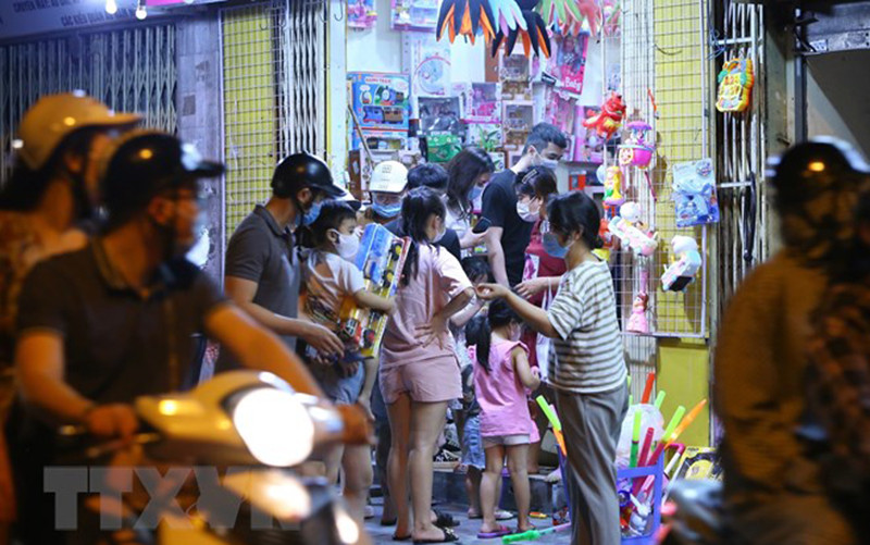 Trẻ em, người lớn chen chúc mua đồ trung thu tại một cửa hàng. Ảnh TTX. Ùn ùn ra đường đêm Trung thu - Cuộc chơi trăng cẩu thả -0