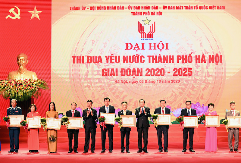 Đồng chí Võ Văn Thưởng, Trưởng ban Tuyên giáo Trung ương và đồng chí Trần Thanh Mẫn, Chủ tịch Ủy ban Trung ương Mặt trận Tổ quốc Việt Nam trao Huân chương Lao động cho các tập thể. (Ảnh: DUY LINH) Thủ tướng Nguyễn Xuân Phúc dự Đại hội thi đua yêu nước TP Hà Nội -0