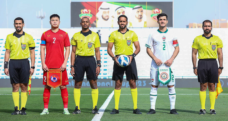 Hai đội trưởng và ban trọng tài trước trận đấu. (Ảnh: VFF) U23 Việt Nam cầm hòa U23 Iraq ở trận ra quân U23 Dubai Cup 2022 -0