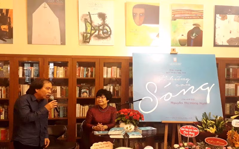 Nhà thơ Nguyễn Quang Thiều, Chủ tịch Hội Nhà văn Việt Nam phát biểu tại buổi ra mắt.