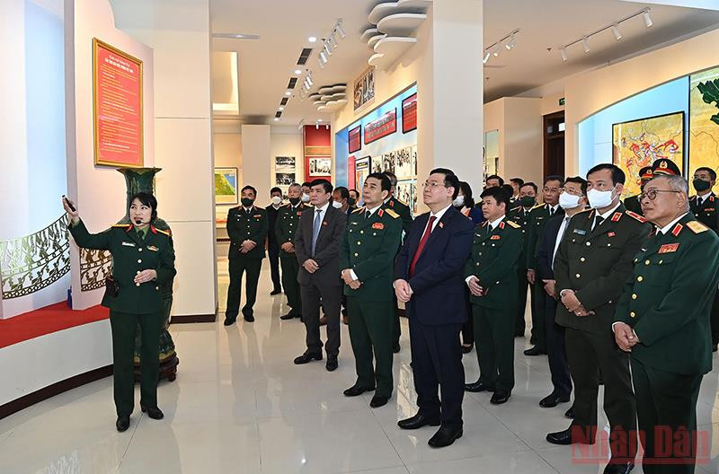 Chủ tịch Quốc hội Vương Đình Huệ và các đại biểu tham quan Bảo tàng Tổng Cục II. (Ảnh: DUY LINH) Chủ tịch Quốc hội yêu cầu tiếp tục xây dựng Tình báo Quốc phòng mạnh về tiềm lực và hiệu quả cao -0