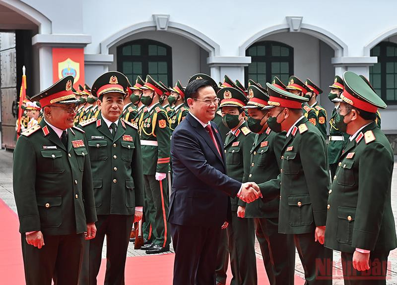 Chủ tịch Quốc hội Vương Đình Huệ, Đại tướng Phan Văn Giang với các đồng chí lãnh đạo Tổng Cục II, Bộ Quốc phòng. (Ảnh: DUY LINH) Chủ tịch Quốc hội yêu cầu tiếp tục xây dựng Tình báo Quốc phòng mạnh về tiềm lực và hiệu quả cao -0