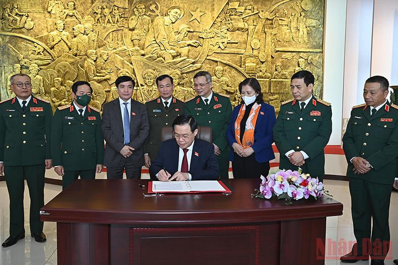 Chủ tịch Quốc hội Vương Đình Huệ ghi sổ lưu niệm truyền thống của Tổng Cục II. (Ảnh: DUY LINH) Chủ tịch Quốc hội yêu cầu tiếp tục xây dựng Tình báo Quốc phòng mạnh về tiềm lực và hiệu quả cao -0