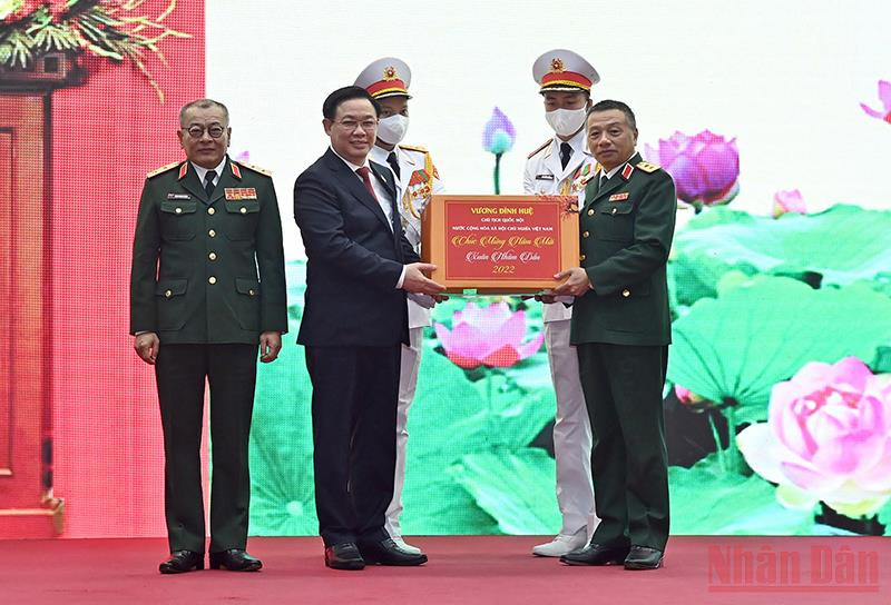 Chủ tịch Quốc hội Vương Đình Huệ tặng quà cho Tổng Cục II, Bộ Quốc phòng. (Ảnh: DUY LINH) Chủ tịch Quốc hội yêu cầu tiếp tục xây dựng Tình báo Quốc phòng mạnh về tiềm lực và hiệu quả cao -0