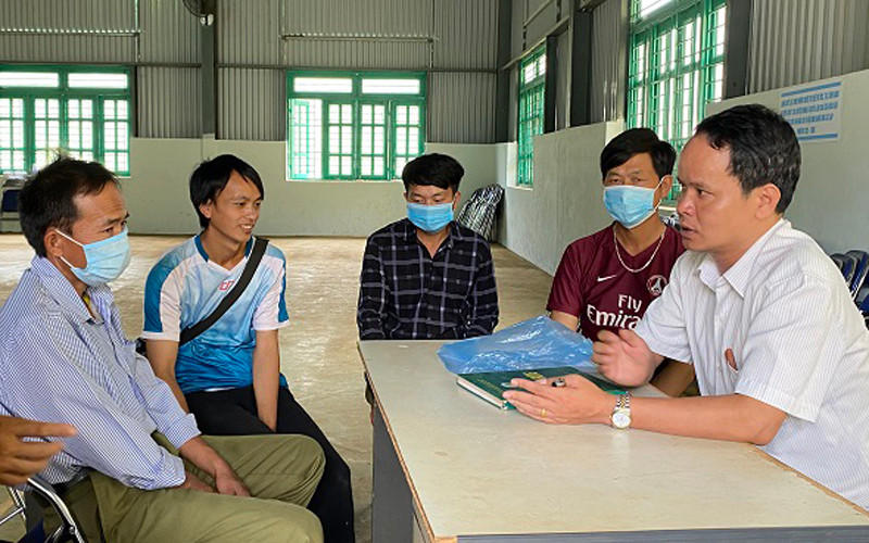 Cán bộ Ban Quản lý rừng phòng hộ Tuần Giáo hướng dẫn chủ rừng xã Phình Sáng (huyện Tuần Giáo) kỹ năng sử dụng hiệu quả tiền dịch vụ môi trường rừng.