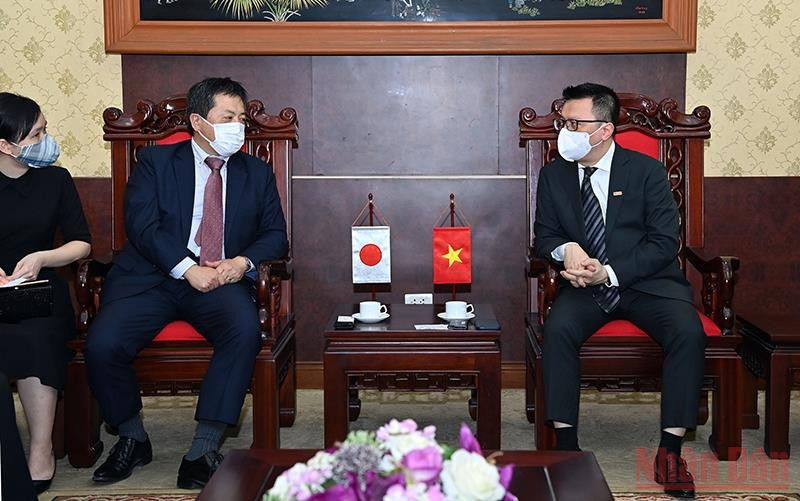 Tổng Biên tập Báo Nhân Dân Lê Quốc Minh tiếp Trưởng đại diện Cơ quan Hợp tác Quốc tế Nhật Bản (JICA) tại Việt Nam Shimizu Akira. (Ảnh: Duy Linh)