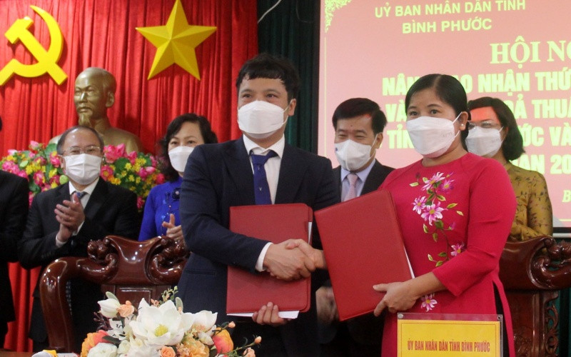 Lãnh đạo tỉnh Bình Phước và lãnh đạo Công ty Cổ phần FPT ký kết thỏa thuận hợp tác. Bình Phước đẩy mạnh chuyển đổi số -0