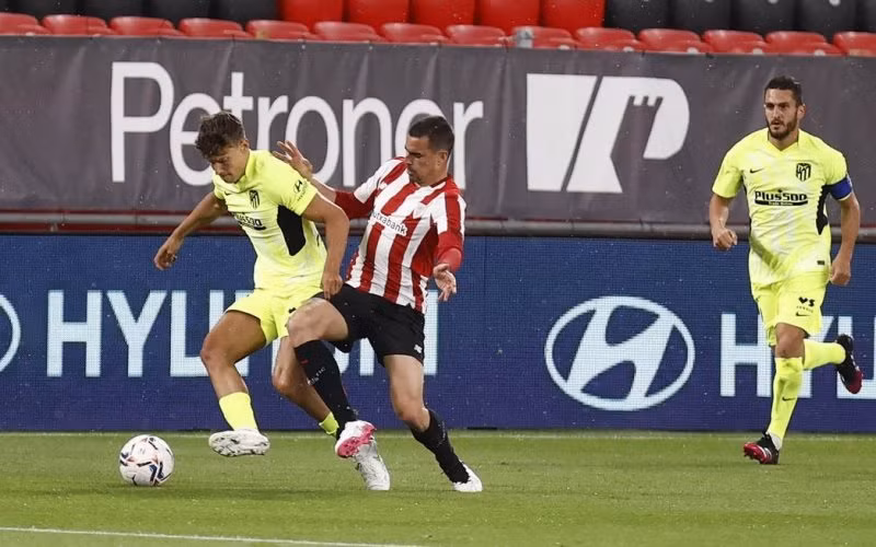 Atletico (áo vàng) đang tự đánh mất lợi thế trong cuộc đua vô địch. (Ảnh: Atletico Madrid)