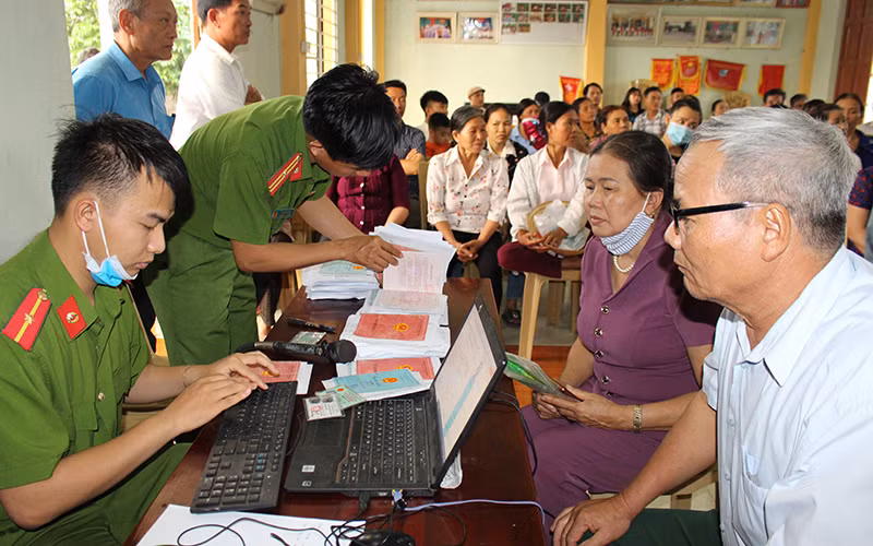 Tổ lưu động Công an huyện Triệu Sơn làm căn cước cho công dân ở thôn 5, xã Dân Lý.