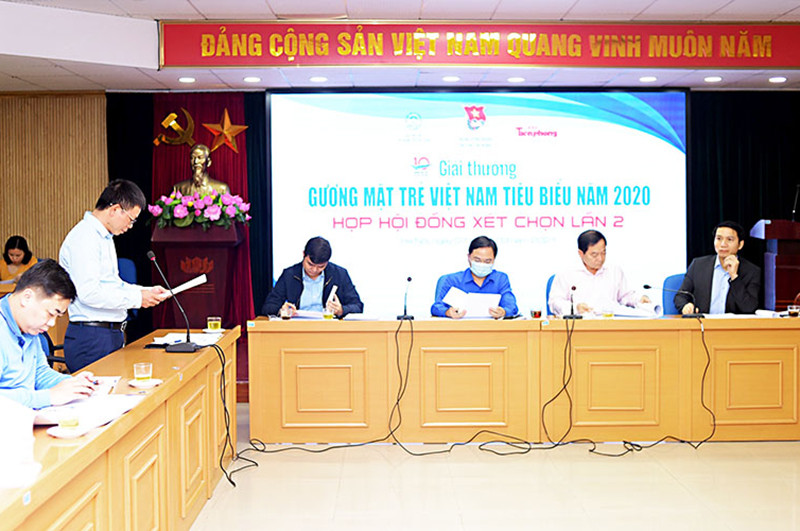 Các đồng chí chủ trì Hội đồng xét tặng Giải thưởng họp lần cuối nhằm chọn ra các Gương mặt trẻ Việt Nam tiêu biểu và triển vọng năm 2020.
