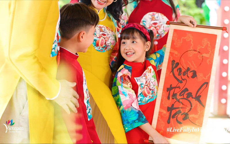 Hình ảnh xuân đoàn viên ấm áp trong clip "Việt Nam: Đi Để Yêu! - Xuân đoàn viên". (Ảnh chụp màn hình) 