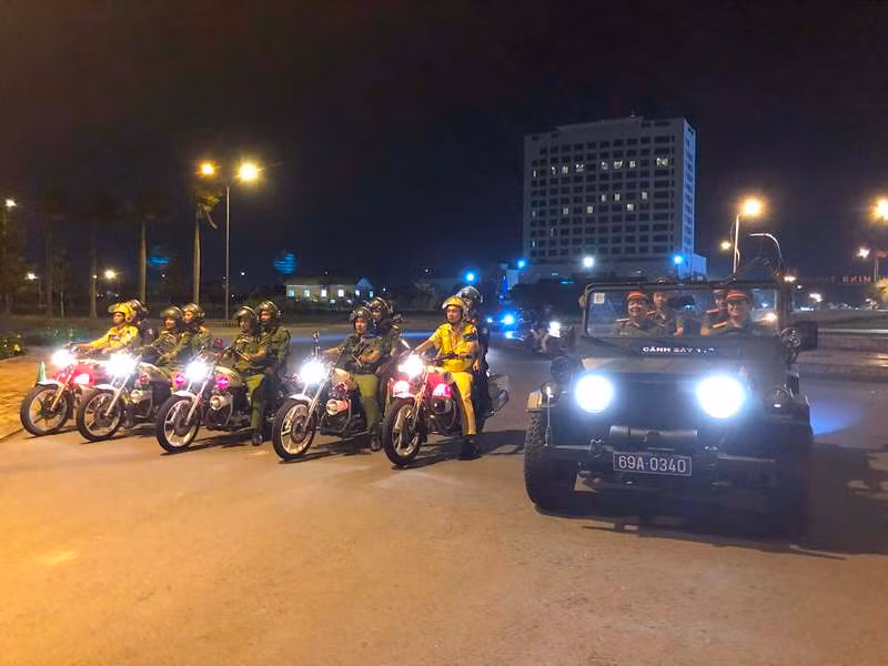 Lực lượng chức năng Cà Mau trong một đợt ra quân tuần tra bảo đảm tình hình ANTT, trật tự ATGT.