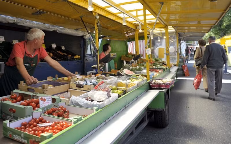 Các quầy hàng tại 1 khu chợ nông sản ở thị trấn Hamburg, miền bắc nước Đức. (Ảnh: Reuters)