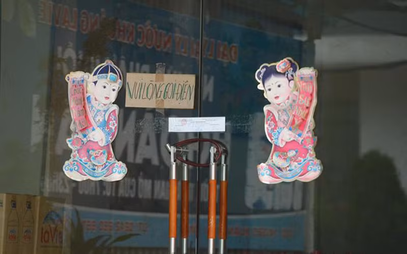 Cơ quan Công an đang niêm phong ngôi nhà nơi xảy ra sự việc bé gái 6 tuổi tử vong do nghi bị bạo hành.