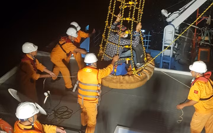 Kịp thời đưa thuyền viên Ấn Độ bị đau tim về bờ cấp cứu -0