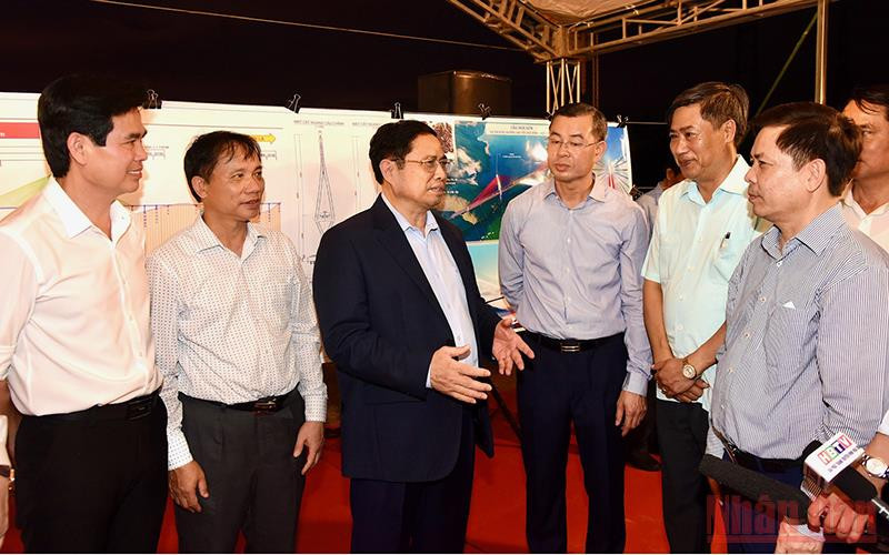 Thủ tướng Phạm Minh Chính đi thị sát hiện trường dự án cao tốc Hòa Bình-Mộc Châu tại điểm đầu tuyến (tiếp nối với đường Hòa Lạc-Hòa Bình, trên địa bàn phường Kỳ Sơn, thành phố Hòa Bình).