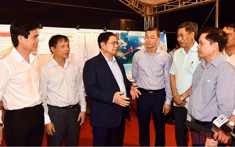 Thủ tướng Phạm Minh Chính đi thị sát hiện trường dự án cao tốc Hòa Bình-Mộc Châu tại điểm đầu tuyến (tiếp nối với đường Hòa Lạc-Hòa Bình, trên địa bàn phường Kỳ Sơn, thành phố Hòa Bình).