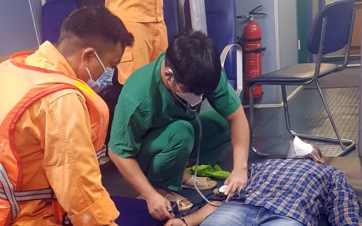 Bệnh nhân được cấp cứu đưa về bờ kịp thời 