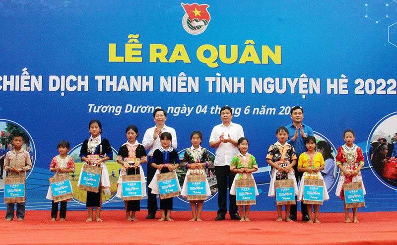 Trao tặng quà cho 10 em nhỏ có hoàn cảnh khó khăn vươn lên học tập ở xã Tam Hợp.( Ảnh: Thanh Quỳnh) Tuổi trẻ Nghệ An ra quân Chiến dịch tình nguyện hè 2022 -0