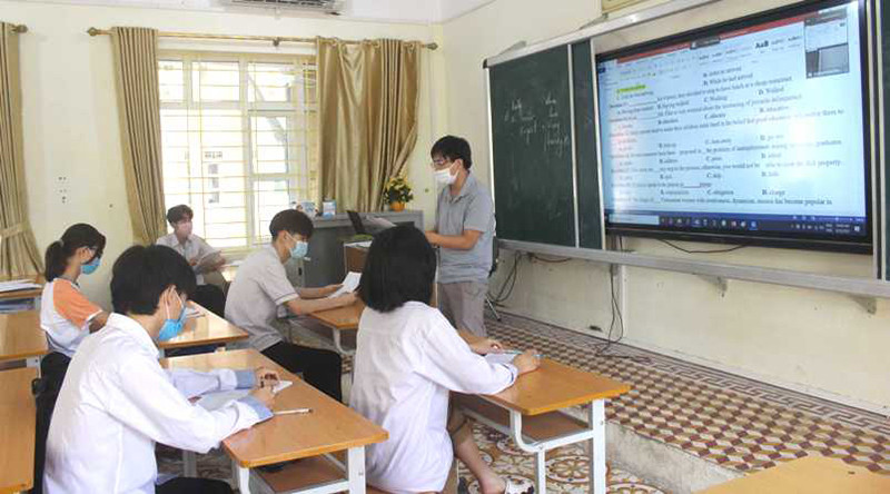 Giáo viên và học sinh Trường THPT Đông Thành luôn thực hiện nghiêm các quy định phòng, chống dịch trong giờ học. Linh hoạt bảo đảm dạy và học trong tình hình mới -0