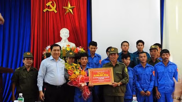 Chủ tịch UBND TP Đà Nẵng Huỳnh Đức Thơ thưởng nóng lực lượng tuần tra 8394 xã Hòa Phong 20 triệu đồng chiều 29-5.