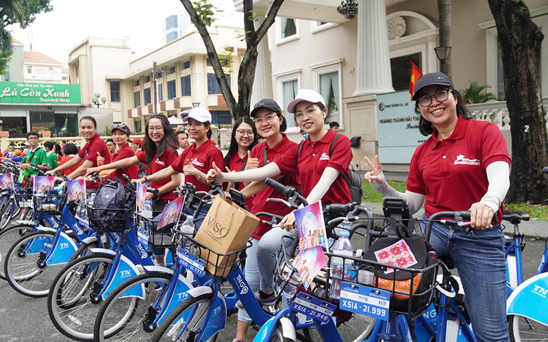 Chị Hoàng Hương Giang (bìa phải) tham gia diễu hành bằng xe đạp vào sáng nay. Tháng tư, những nụ cười trở lại -0