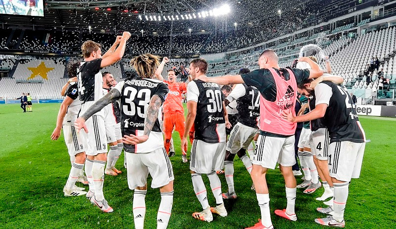 Các cầu thủ Juventus ăn mừng chức vô địch Serie A sau trận đấu. (Ảnh: Juventus FC) Ronaldo “nổ súng” giúp Juventus vô địch Serie A sớm 2 vòng đấu -0