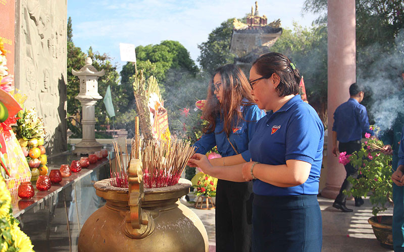 Viếng hương tại Bia ghi danh liệt sĩ. Tháng Bảy tri ân của Tuổi trẻ Đà Nẵng -0