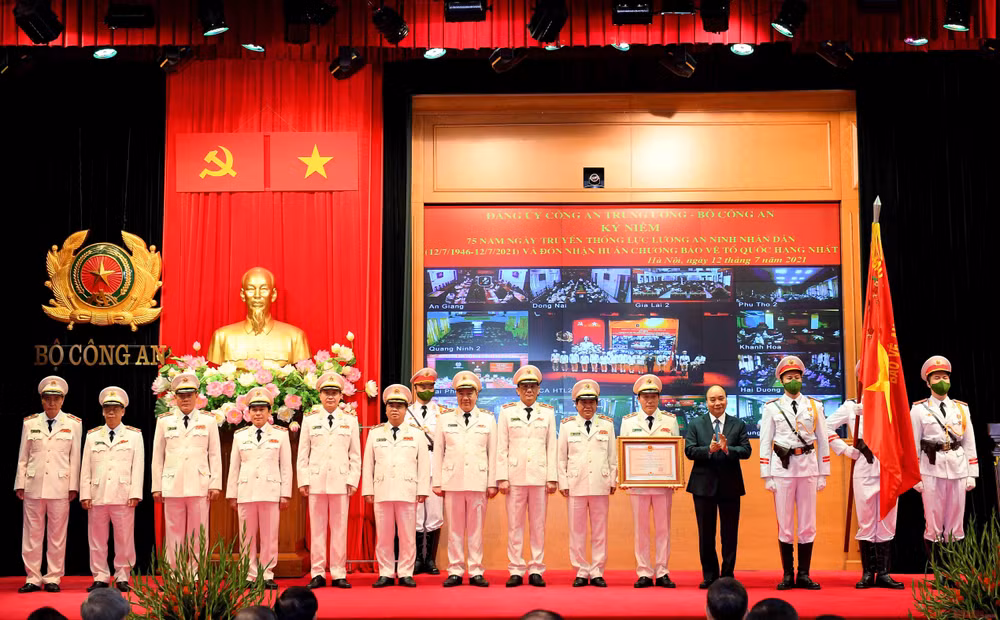 Chủ tịch nước Nguyễn Xuân Phúc trao Huân chương Bảo vệ Tổ quốc hạng Nhất tặng lực lượng ANND.