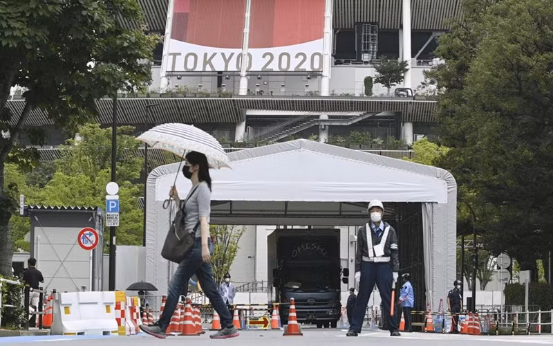 Bên ngoài Sân vận động quốc gia tại Tokyo. (Ảnh: Kyodo)