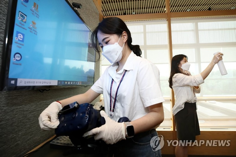 Khử trùng tại Bảo tàng quốc gia Hàn Quốc tại Seoul, ngày 12/7. (Ảnh: Yonhap) Thủ đô của Hàn Quốc và Nhật Bản -0