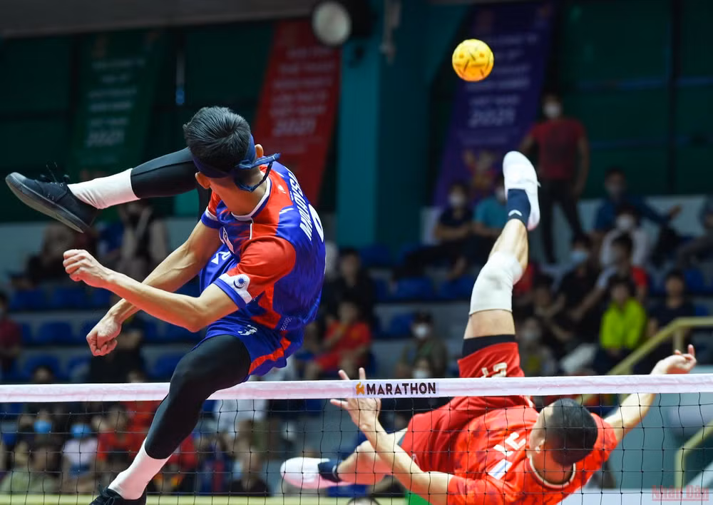 Vận động viên cầu mây phô diễn kỹ thuật tại đấu trường SEA Games 31 -0