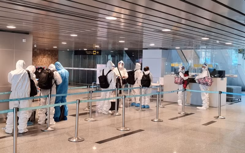 Các chuyên gia tiến hành kiểm tra y tế tại khu vực kiểm dịch y tế sân bay Đà Nẵng.