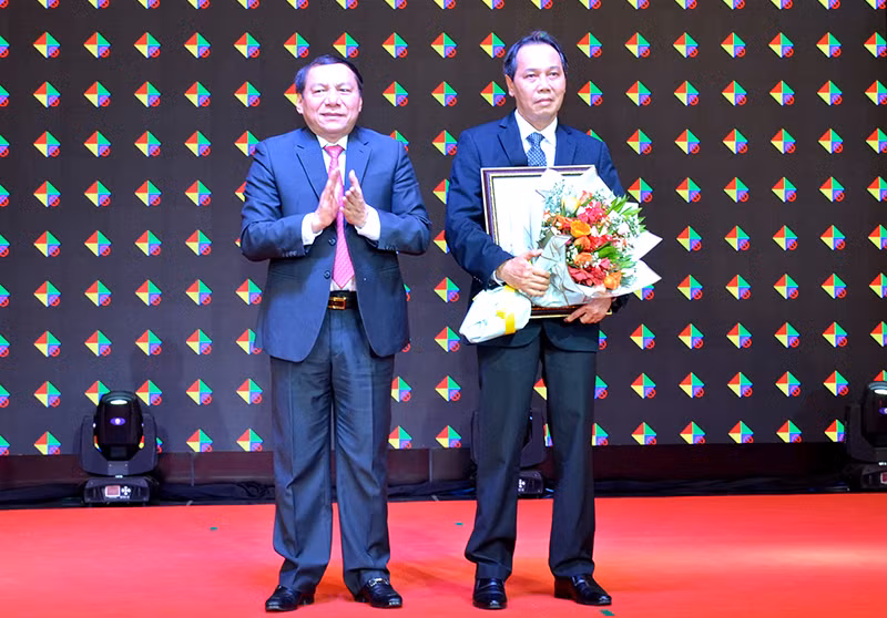 Ông Nguyễn Văn Hùng, Ủy viên Trung ương Đảng, Thứ trưởng VH-TT-DL trao Quyết định công nhận Khu DLQG Mũi Né cho đại diện tỉnh Bình Thuận.