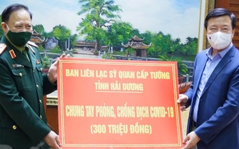 Bí thư Tỉnh ủy Hải Dương tiếp nhận quà tặng từ Ban liên lạc sĩ quan cấp tướng.
