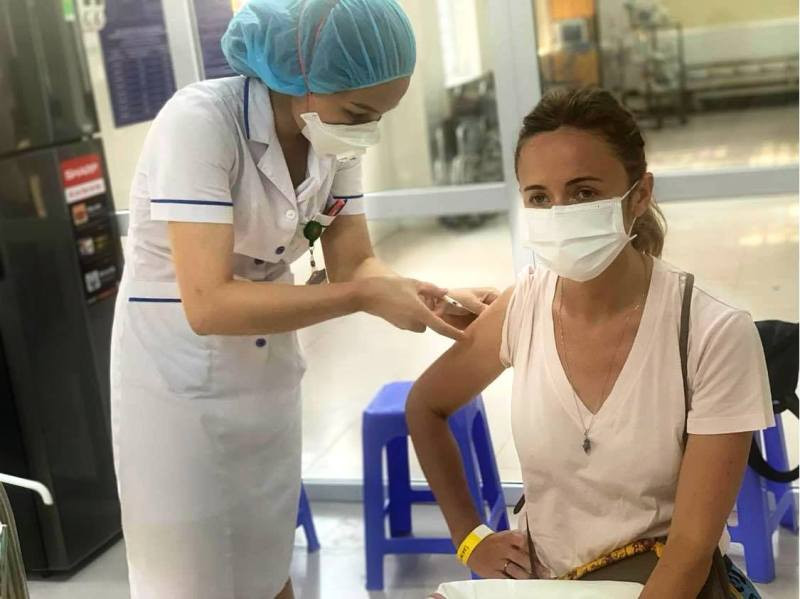 Một cán bộ ngoại giao được tiến hành tiêm phòng Covid-19 tại Bệnh viện Phổi Trung ương. (Ảnh: BV Phổi T.Ư) Tiêm chủng vaccine Covid-19: Không phân biệt người Việt Nam hay nước ngoài -0