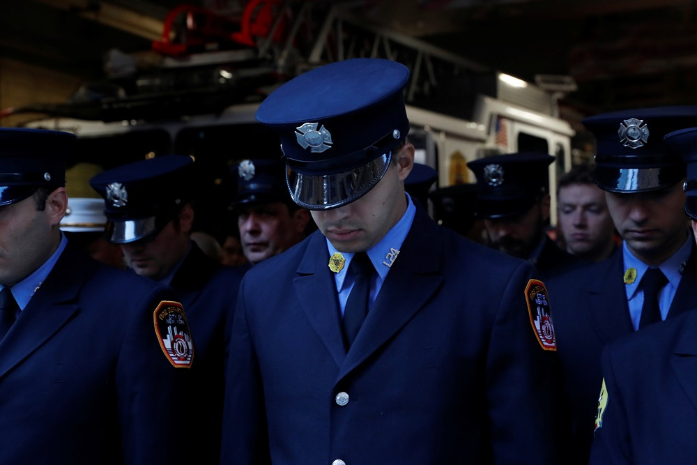 Lực lượng cứu hỏa tham dự lễ tưởng niệm tại Sở Cứu hỏa TP New York. (Ảnh: Reuters) Nước Mỹ tưởng niệm các nạn nhân của vụ khủng bố bi thảm nhất trong lịch sử -0