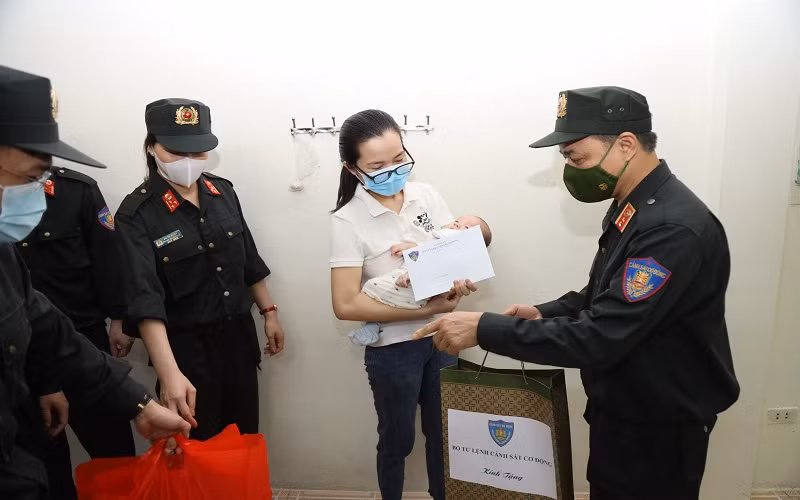Trung tướng Phạm Quốc Cương thăm hỏi, tặng quà chị Lê Thị Bình - vợ của Trung uý Nguyễn Văn Nghĩa, cán bộ Đại đội 5, Trung đoàn Cảnh sát bảo vệ mục tiêu cơ quan đại diện Ngoại giao.