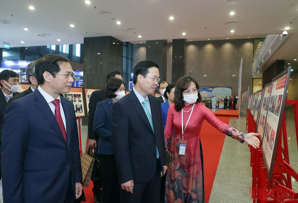 Các đại biểu tham quan triển lãm 60 năm một chặng đường vẻ vang công tác đảng ngoài nước. (Ảnh Duy Linh) Nâng cao công tác xây dựng Đảng trong lĩnh vực đối ngoại -0