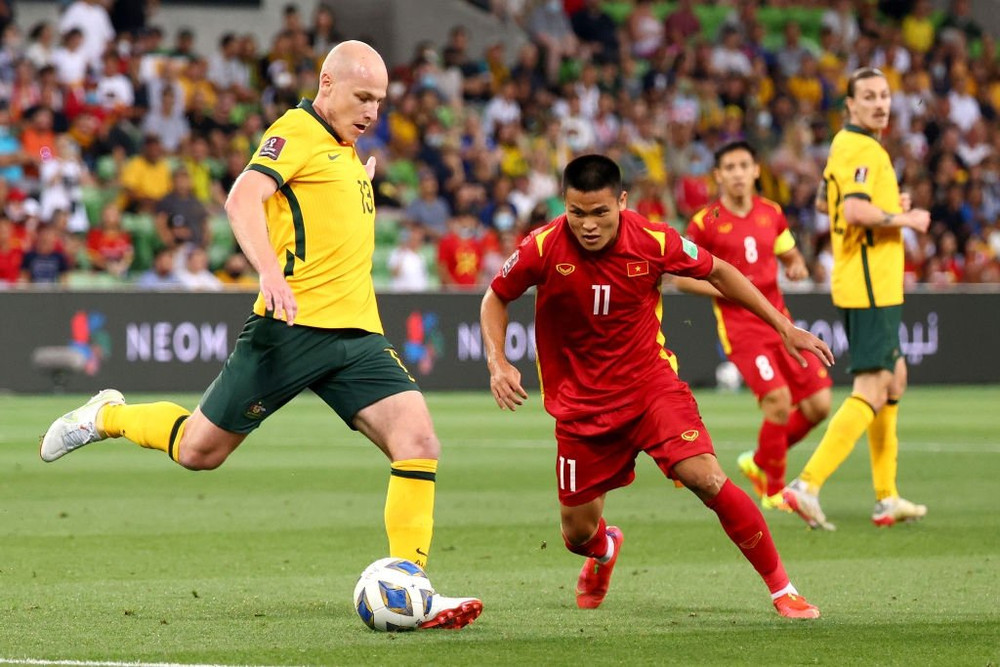 Phạm Tuấn Hải đối đầu cùng chân sút Aaron Mooy. (Ảnh: Getty)