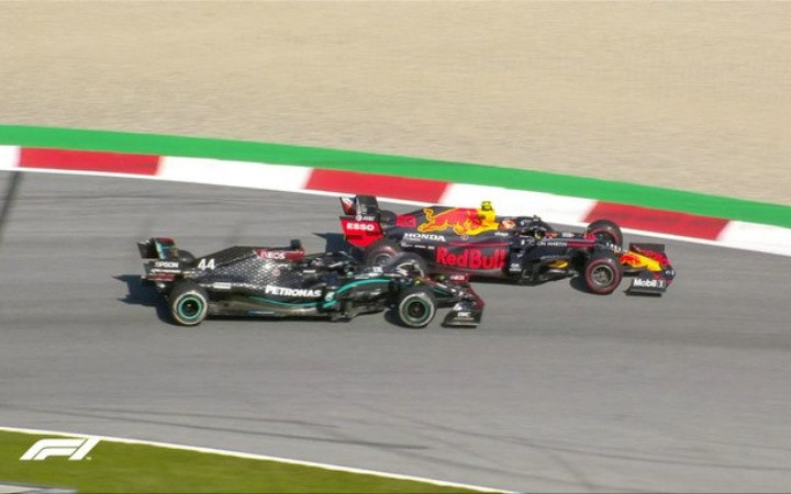 Tình huống chiếc Mercedes của Hamilton (màu đen) va chạm với chiếc Red Bull của Albon. (Ảnh: F1) A4-1594009691527.jpg