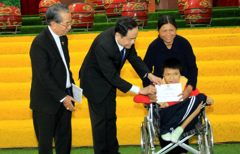 Chủ tịch Ủy ban Trung ương MTTQ Việt Nam Trần Thanh Mẫn tặng quà cho người khuyết tật tại giáo xứ An Lạc, giáo phận Thái Bình. Chủ tịch Ủy ban Trung ương MTTQ Việt Nam chúc mừng Giáng sinh giáo phận Thái Bình -0