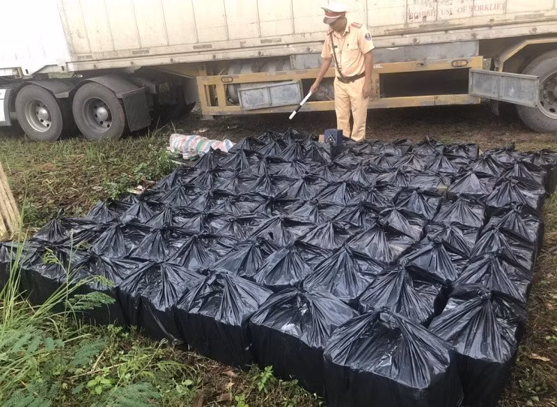 Bắt giữ xe container chở 462 chai rượu ngoại lậu