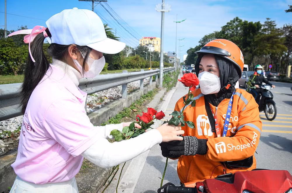 Thị trường quà tặng Valentine 2022: Đa dạng sản phẩm, mua sắm online lên ngôi -0