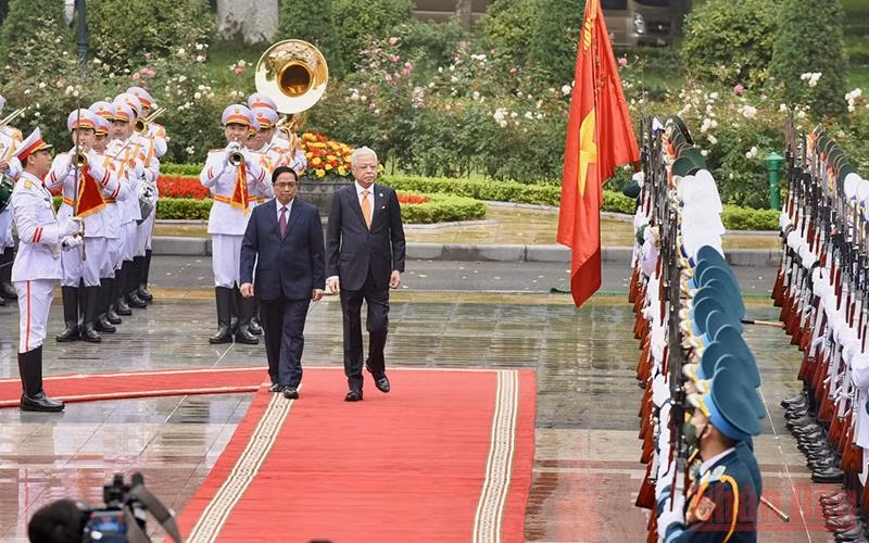 Thủ tướng Phạm Minh Chính và Thủ tướng Malaysia Dato’ Sri Ismail Sabri bin Yaakob duyệt đội danh dự Quân đội nhân dân Việt Nam.