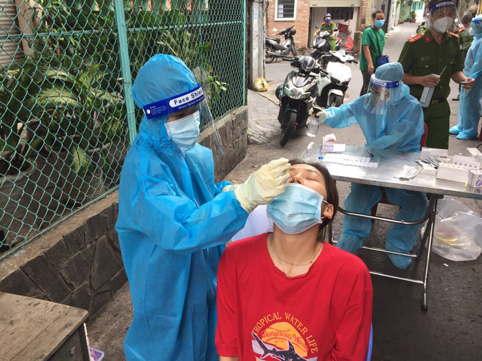 Lấy mẫu xét nghiệm tầm soát Covid-19 cho người dân quận 10. (Ảnh: Mạnh Hảo) Để đạt mục tiêu kép vững chắc -0
