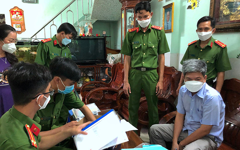 Công an Cà Mau làm việc tại nhà trước khi tạm giam ông Trương Công Long, nguyên Phó Giám đốc Ban Quản lý dự án Đông Bắc. Ảnh: HOÀNG GIANG Hai cựu lãnh đạo Ban Quản lý dự án Đông Bắc ở Cà Mau bị bắt -0
