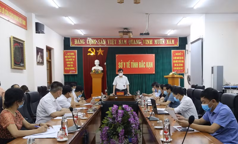 Chủ tịch UBND tỉnh Bắc Kạn Nguyễn Long Hải phát biểu chỉ đạo tại cuộc họp khẩn.
