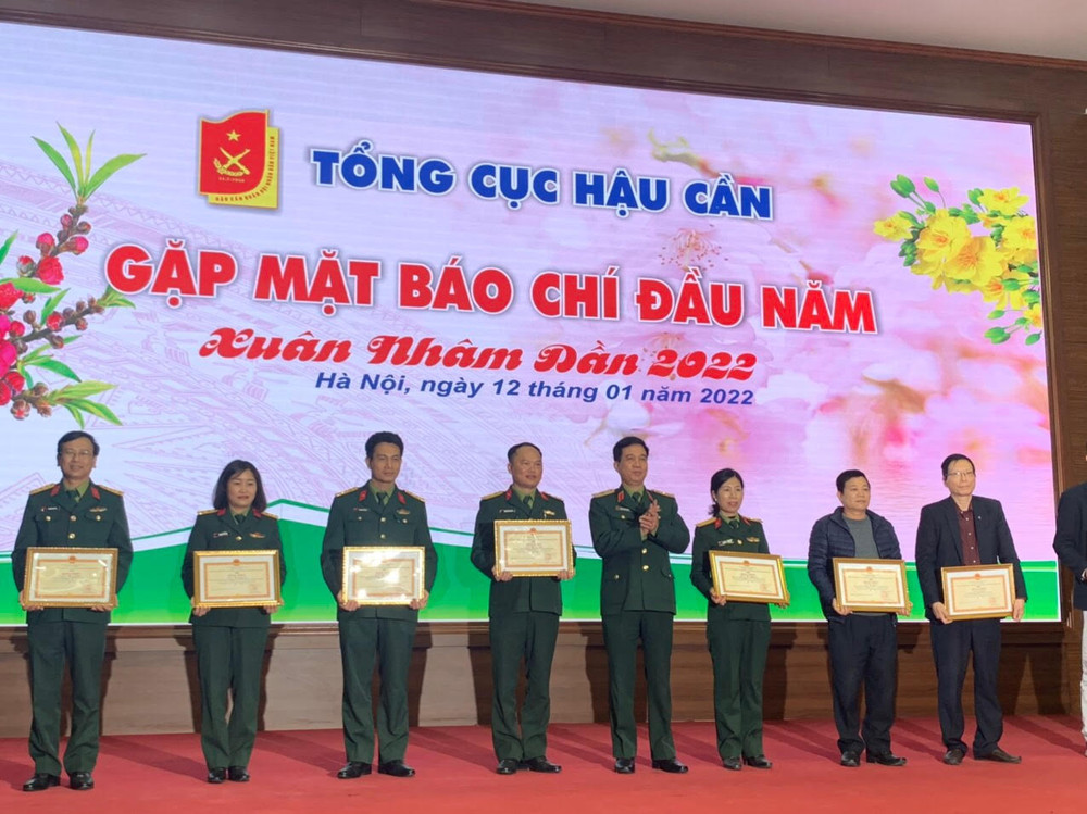 Thiếu tướng Nguyễn Văn Cường thừa ủy quyền của Trưởng Ban Chỉ đạo phong trào thi đua “Ngành Hậu cần Quân đội làm theo lời Bác Hồ dạy” Bộ Quốc phòng trao Bằng khen tặng các cá nhân, vì đã có thành tích xuất sắc trong tổ chức thực hiện phong trào thi đua nêu trên năm 2021. Ngành Hậu cần Quân đội thi đua làm theo lời Bác Hồ dạy -0