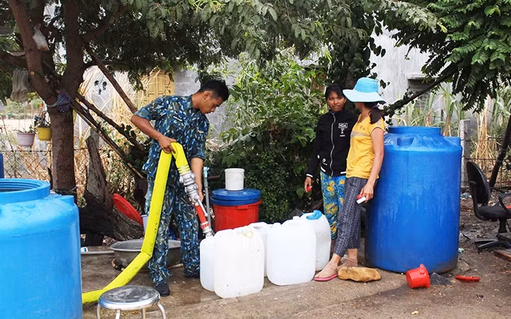 Cán bộ, chiến sĩ Trung đoàn Không quân 937 chở nước từ đồng bằng đến cấp phát cho đồng bào dân tộc Ra Glai, xã Phước Trung, huyện Bác Ái.